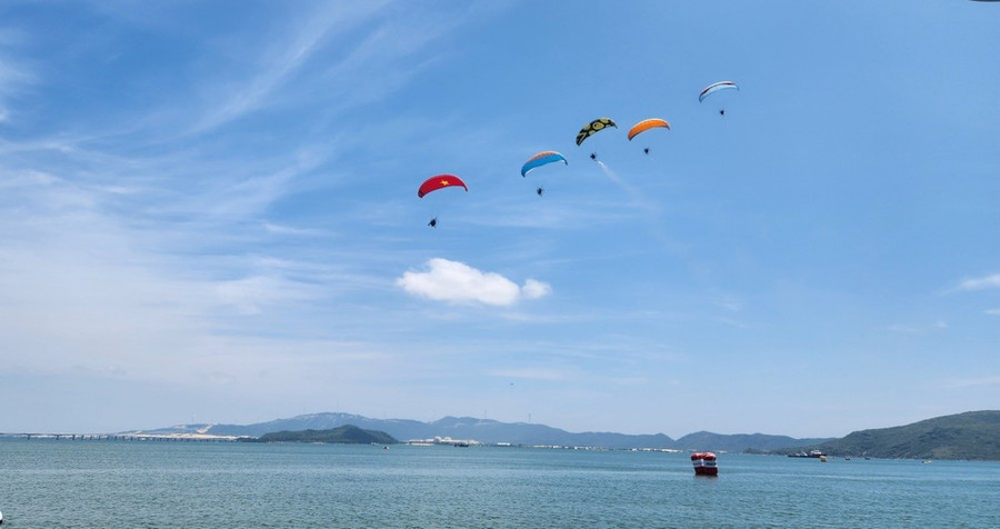 Biểu diễn dù lượn trên đầm Thị Nại trong Lễ Khai mạc Giải vô địch thế giới thuyền máy nhà nghề UIM F1H2O, ngày 30/3/2024. (Ảnh: Sỹ Thắng/TTXVN)