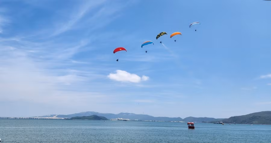 Biểu diễn dù lượn trên đầm Thị Nại trong Lễ Khai mạc Giải vô địch thế giới thuyền máy nhà nghề UIM F1H2O, ngày 30/3/2024. (Ảnh: Sỹ Thắng/TTXVN)