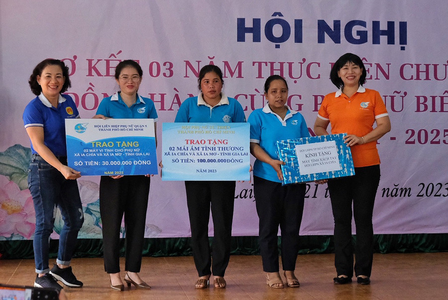 3 năm qua, chương trình “Đồng hành cùng phụ nữ biên cương” đã huy động trên 5,3 tỷ đồng để hỗ trợ phụ nữ, trẻ em vùng biên giới tỉnh Gia Lai. Ảnh: M.C 3 năm qua, chương trình “Đồng hành cùng phụ nữ biên cương” đã huy động trên 5,3 tỷ đồng để hỗ trợ phụ nữ, trẻ em vùng biên giới tỉnh Gia Lai. Ảnh: M.C