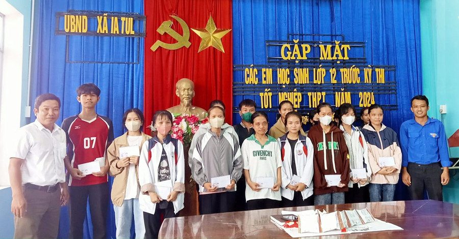 Ủy ban nhân dân xã Ia Tul (huyện Ia Pa) gặp mặt, tặng quà động viên các em học sinh trước kỳ thi tốt nghiệp THPT. Ảnh: H’Mrơn Ủy ban nhân dân xã Ia Tul (huyện Ia Pa) gặp mặt, tặng quà động viên các em học sinh trước kỳ thi tốt nghiệp THPT. Ảnh: H’Mrơn