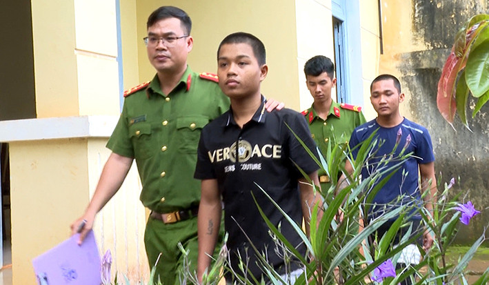 Đối tượng Ksor Loan (bên phải, hàng trước) và Rơh Ma Thức bị cơ quan Công an bắt, khởi tố về hành vi mua bán, tàng trữ trái phép chất ma túy. Ảnh: H.T Đối tượng Ksor Loan (bên phải, hàng trước) và Rơh Ma Thức bị cơ quan Công an bắt, khởi tố về hành vi mua bán, tàng trữ trái phép chất ma túy. Ảnh: H.T