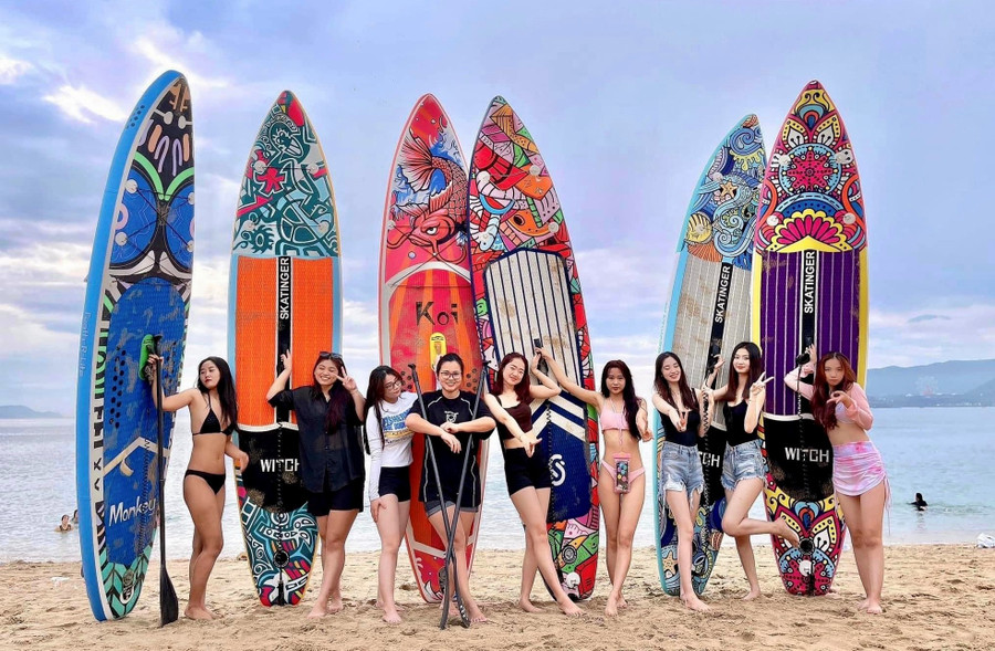 Đi dọc đường bờ biển Nha Trang, ta dễ dàng bắt gặp những chiếc thuyền SUP (Standup Paddle Board - lướt ván đứng) có màu sắc sặc sỡ đang lướt trên dòng nước biển trong xanh. Đây là loại hình giải trí mới được nhiều bạn trẻ và du khách lựa chọn khi đến với Nha Trang.