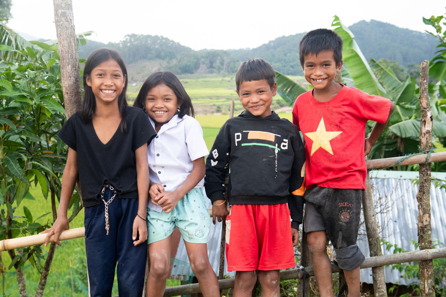 Bà con Xơ Đăng trong thôn đều gần gũi, thân tình và mến khách.