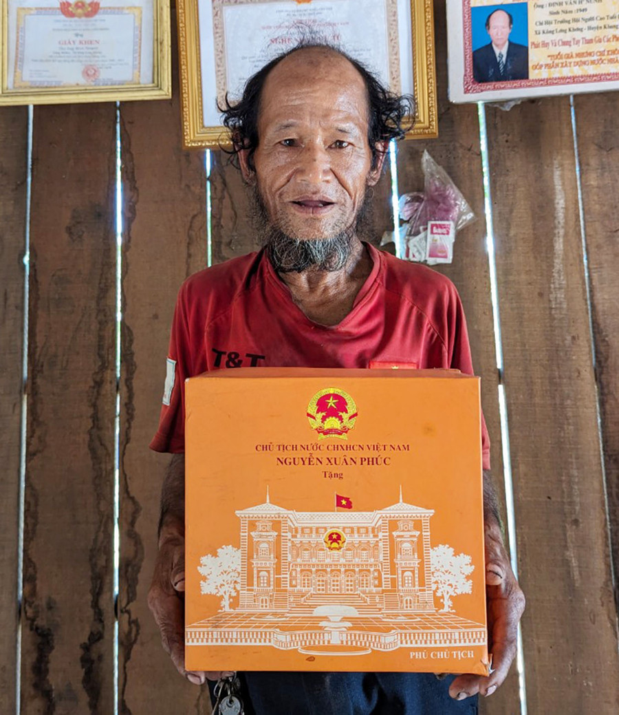 Nghệ nhân Hmưnh và món quà Chủ tịch nước tặng trong chuyến ra thăm Hà Nội, tháng 4-2022. Ảnh: N.Q.T Nghệ nhân Hmưnh và món quà Chủ tịch nước tặng trong chuyến ra thăm Hà Nội, tháng 4-2022. Ảnh: N.Q.T