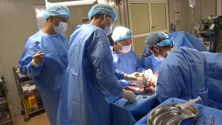 Thực hiện nối bó cơ cho bệnh nhân người Pakistan