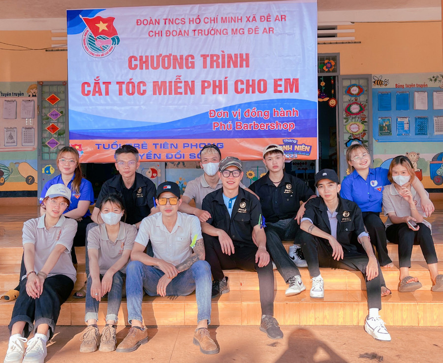 Chương trình cắt tóc 0 đồng ở Trường Mẫu giáo Đê Ar. Ảnh: Thiên Di
