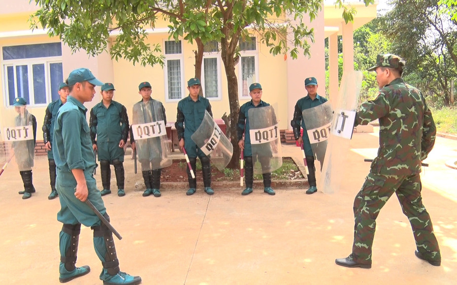 Tiểu đội dân quân thường trực xã Ia Dom huấn luyện sẵn sàng chiến đấu. Ảnh: P.N Tiểu đội dân quân thường trực xã Ia Dom huấn luyện sẵn sàng chiến đấu. Ảnh: P.N