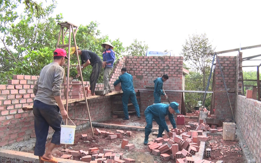 Tiểu đội dân quân thường trực xã Ia Dom hỗ trợ ngày công giúp người dân xây nhà. Ảnh: Phạm Ngọc Tiểu đội dân quân thường trực xã Ia Dom hỗ trợ ngày công giúp người dân xây nhà. Ảnh: Phạm Ngọc