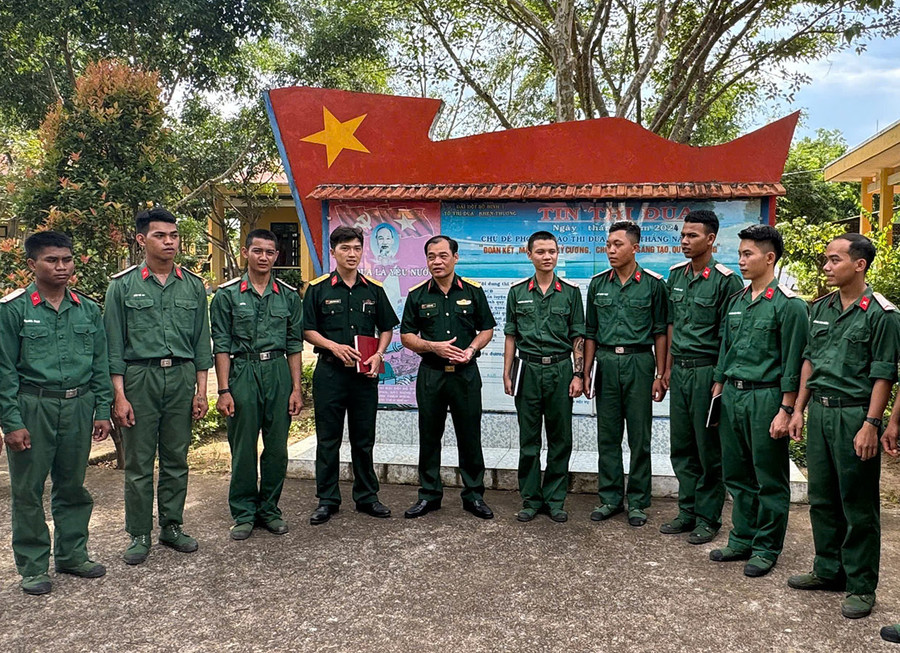Thượng tá Lê Đình Thanh (thứ 5 từ trái sang) trò chuyện với cán bộ, chiến sĩ. Ảnh: V.H