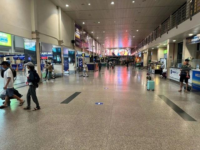 Sân bay Tân Sơn Nhất vắng “lạ” sáng 31.8. ẢNH: N.LINH