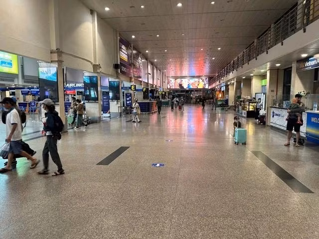 Sân bay Tân Sơn Nhất vắng “lạ” sáng 31.8. ẢNH: N.LINH