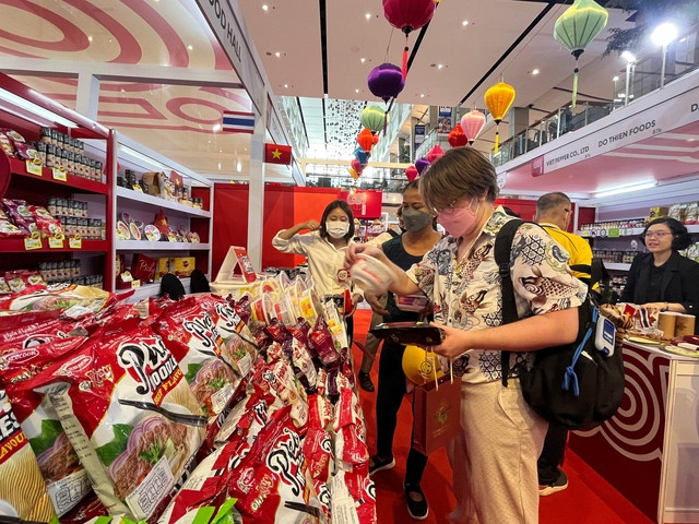 Thông qua việc liên kết với doanh nghiệp bán lẻ, nhiều nhà sản xuất đã đưa hàng Việt ra thế giới thành công. Trong ảnh: Hàng Việt được giới thiệu tại một hệ thống siêu thị ở Thái Lan. Ảnh: THANH NHÂN