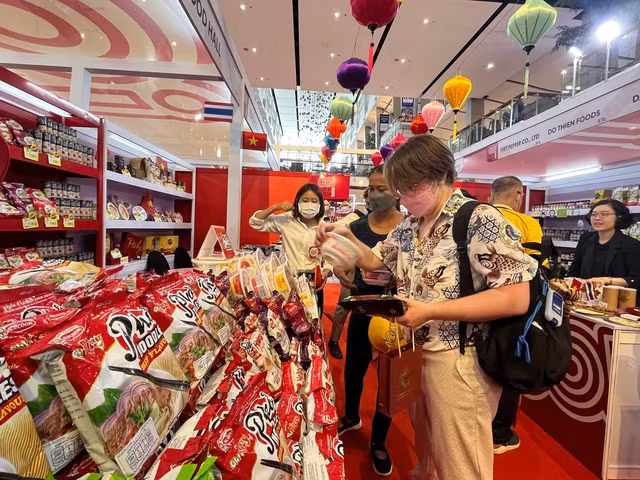 Thông qua việc liên kết với doanh nghiệp bán lẻ, nhiều nhà sản xuất đã đưa hàng Việt ra thế giới thành công. Trong ảnh: Hàng Việt được giới thiệu tại một hệ thống siêu thị ở Thái Lan. Ảnh: THANH NHÂN