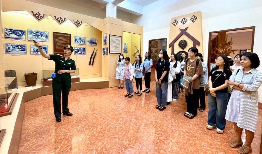 Những chuyến đi trải nghiệm thực tế giúp đội ngũ sáng tác trẻ tích lũy thêm kiến thức, vốn sống để đưa hơi thở cuộc sống vào tác phẩm. Ảnh: Phương Duyên