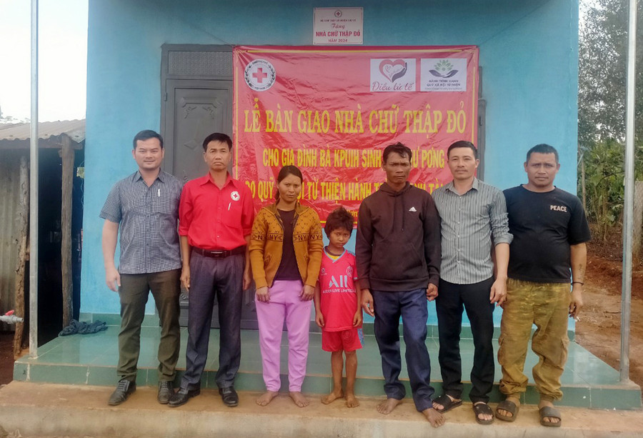 Hội Chữ thập đỏ huyện Chư Sê bàn giao nhà cho gia đình bà Kpuih Sinh (làng Hố Lâm, xã Chư Pơng). Ảnh: P.N Hội Chữ thập đỏ huyện Chư Sê bàn giao nhà cho gia đình bà Kpuih Sinh (làng Hố Lâm, xã Chư Pơng). Ảnh: P.N
