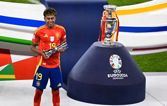 Lamine Yamal hoàn toàn xứng đáng được khen thưởng là Cầu thủ trẻ của giải đấu.