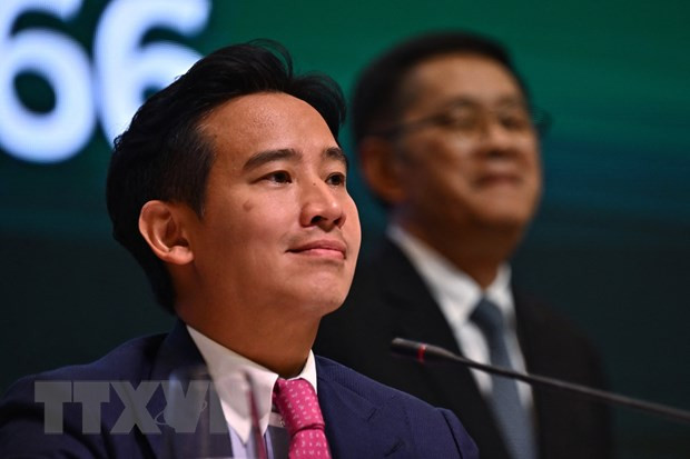 Ông Pita Limjaroenrat, lãnh đạo đảng Tiến bước (MFP) đồng thời là ứng cử viên Thủ tướng Thái Lan, phát biểu với báo giới tại Bangkok, ngày 22/5/2023. (Ảnh: AFP/TTXVN) Ông Pita Limjaroenrat, lãnh đạo đảng Tiến bước (MFP) đồng thời là ứng cử viên Thủ tướng Thái Lan, phát biểu với báo giới tại Bangkok, ngày 22/5/2023. (Ảnh: AFP/TTXVN)