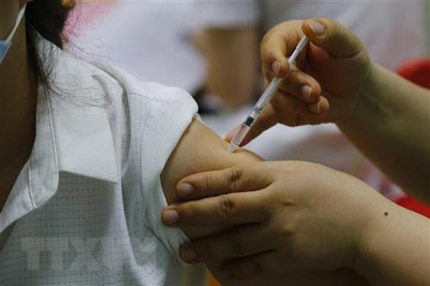 Tiêm vaccine phòng dịch COVID-19 cho người dân. (Ảnh: Nam Sương/TTXVN) Tiêm vaccine phòng dịch COVID-19 cho người dân. (Ảnh: Nam Sương/TTXVN)