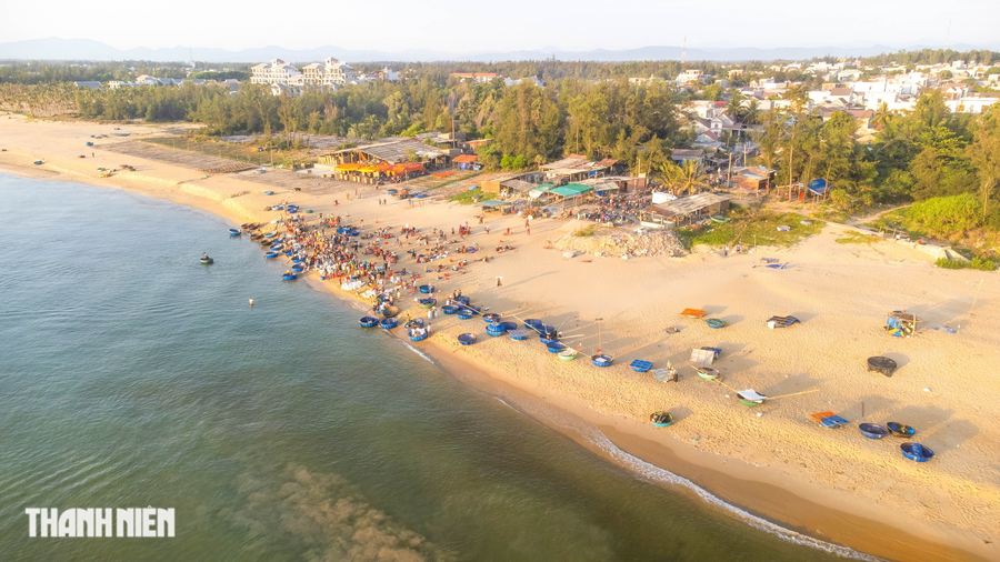 Đến khoảng 7 giờ sáng, khi mặt trời lên cao thì thương lái đã di chuyển để kịp đưa hải sản đi bán các nơi. Ảnh: Nguyễn Trình