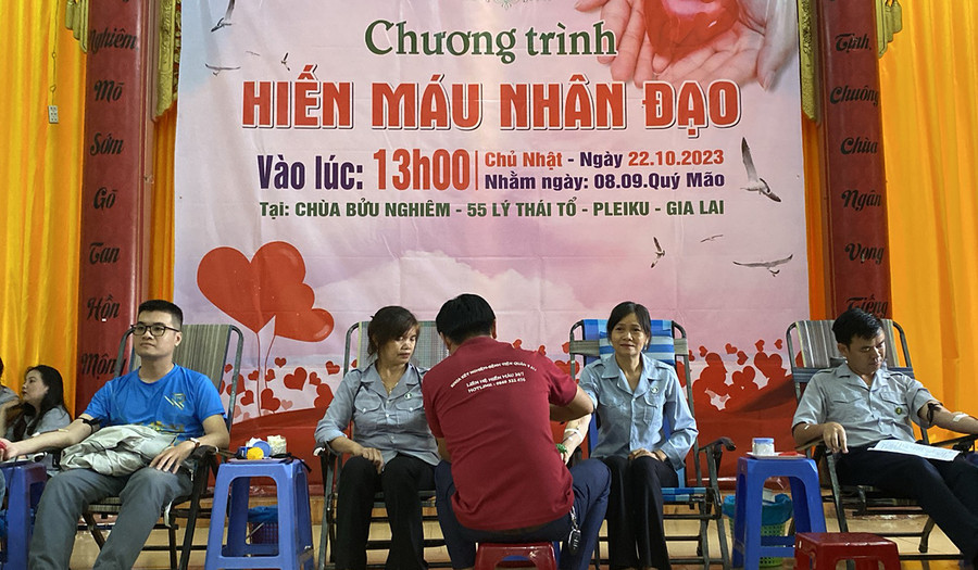 Đông đảo tăng, ni và phật tử trên địa bàn tỉnh Gia Lai tham gia hiến máu tình nguyện. Ảnh: Hồng Ngọc