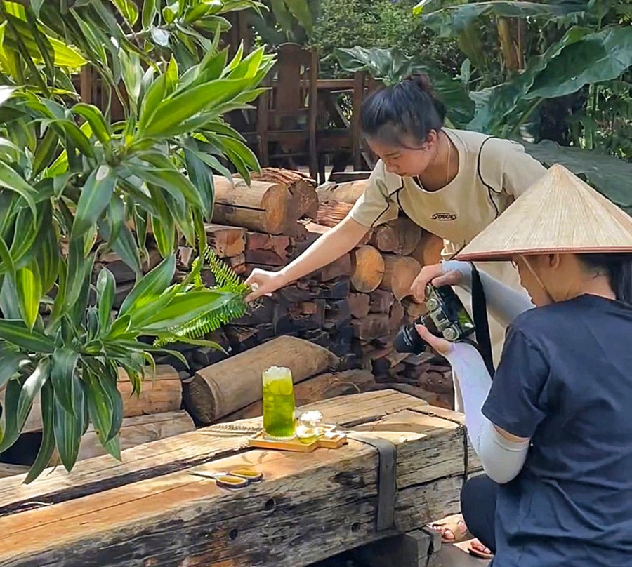 Chị Phạm Thị Huyền Nhan (đội nón) làm công việc liên quan đến quảng bá, xây dựng hình ảnh cho homestay Mộc An Nhiên trong thời gian làm TNV tại đây. Ảnh nhân vật cung cấp Chị Phạm Thị Huyền Nhan (đội nón) làm công việc liên quan đến quảng bá, xây dựng hình ảnh cho homestay Mộc An Nhiên trong thời gian làm TNV tại đây. Ảnh nhân vật cung cấp