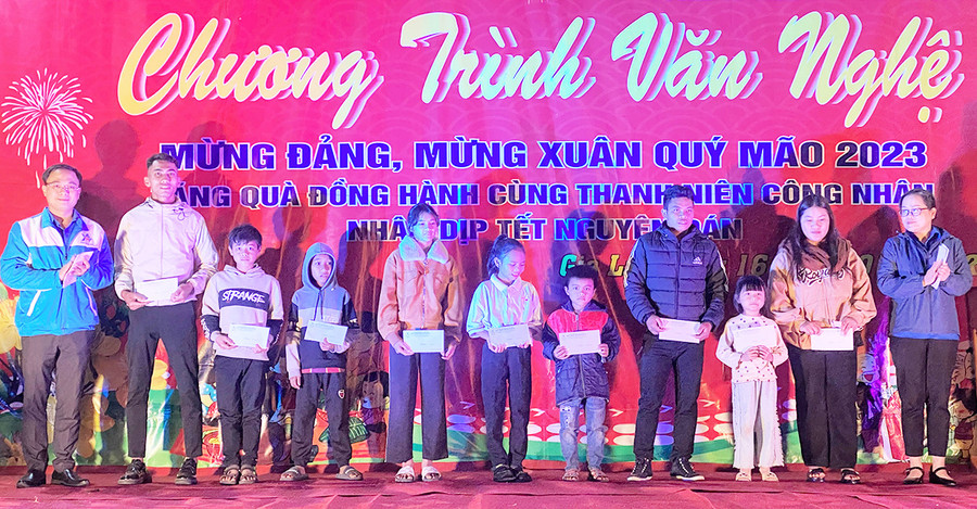 Đại diện lãnh đạo Tỉnh Đoàn và Công ty TNHH một thành viên Cao su Chư Păh trao quà cho thanh thiếu nhi xã Ia Phí. Ảnh: Hà Đức Thành Đại diện lãnh đạo Tỉnh Đoàn và Công ty TNHH một thành viên Cao su Chư Păh trao quà cho thanh thiếu nhi xã Ia Phí. Ảnh: Hà Đức Thành