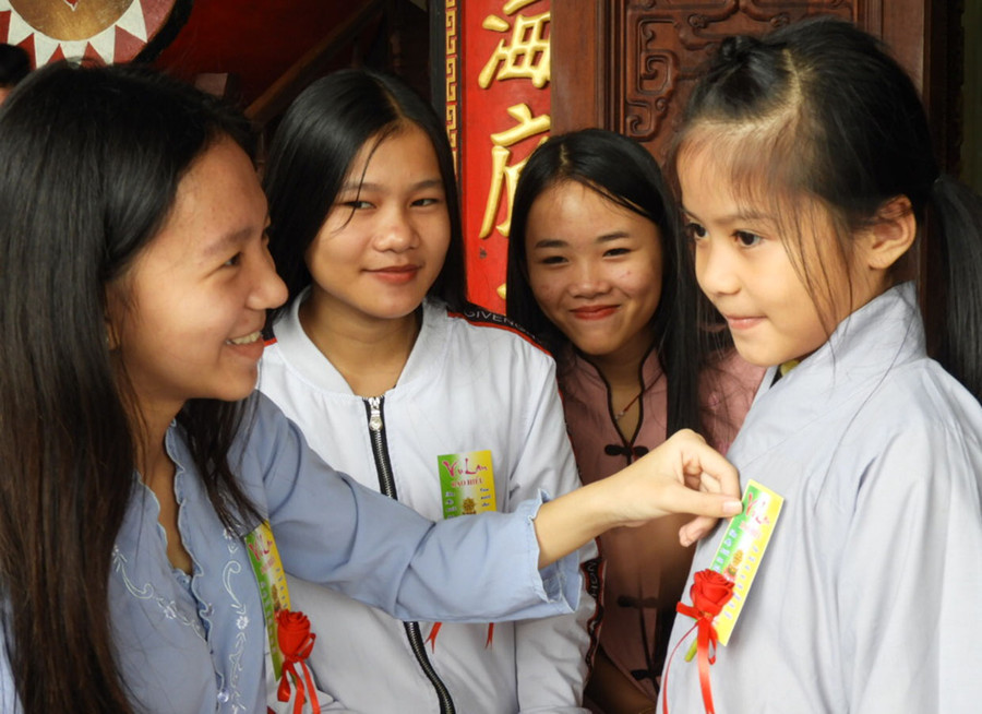 Niềm hạnh phúc của giới trẻ khi được cài hoa hồng đỏ thắm trong dịp Đại lễ Vu Lan. Ảnh: Thanh Nhật Niềm hạnh phúc của giới trẻ khi được cài hoa hồng đỏ thắm trong dịp Đại lễ Vu Lan. Ảnh: Thanh Nhật