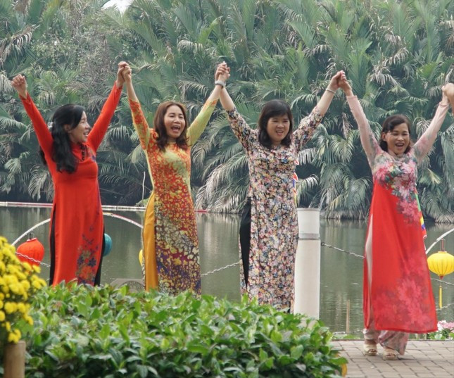 Du khách trải nghiệm du lịch sông nước