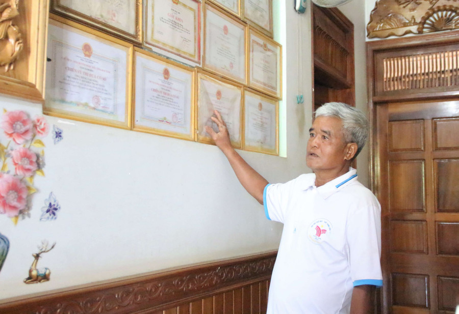 Ông Xiêng Var Nùng luôn tự hào về dòng họ hiếu học của mình. Ảnh: N.S