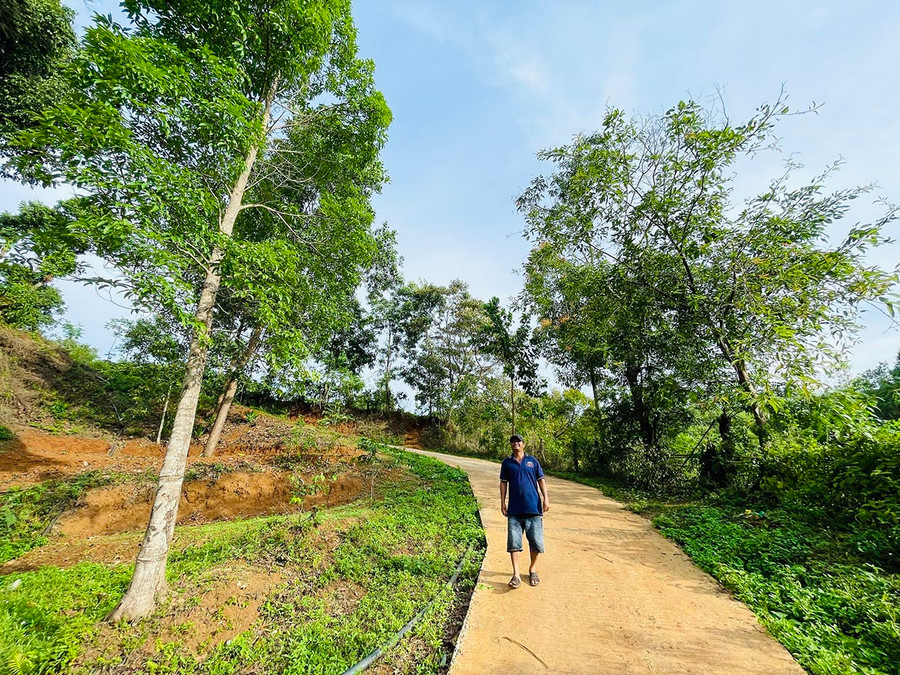 Trưởng thôn A (xã Gào, TP. Pleiku) Rơ Châm Săng đã thầm lặng gìn giữ và trồng thêm thật nhiều cây xanh rợp bóng. Ảnh: Mai Ka Trưởng thôn A (xã Gào, TP. Pleiku) Rơ Châm Săng đã thầm lặng gìn giữ và trồng thêm thật nhiều cây xanh rợp bóng. Ảnh: Mai Ka