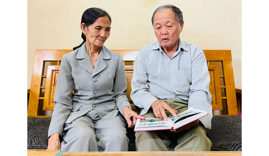 Ông Huỳnh Xuân Cát kể lại kỷ niệm khi tham gia cõng hàng về Căn cứ địa cách mạng Khu 10 (xã Krong, huyện Kbang). Ảnh: Phan Lài