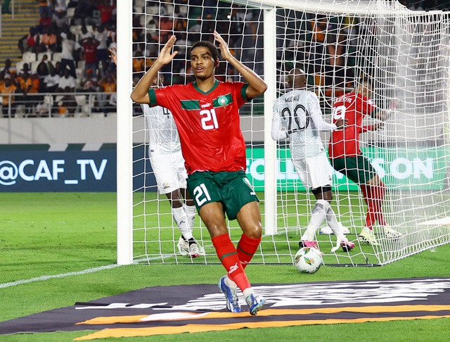 Amine Adli nuối tiếc một cơ hội ghi bàn bị bỏ qua Amine Adli nuối tiếc một cơ hội ghi bàn bị bỏ qua