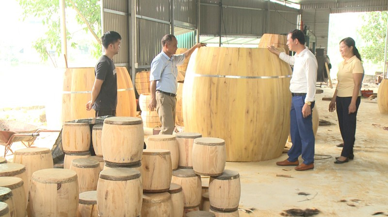 Ông Phạm Chí Trong, Lê Kim Công trao đổi các kỹ thuật về công đoạn làm trống. Ông Phạm Chí Trong, Lê Kim Công trao đổi các kỹ thuật về công đoạn làm trống.