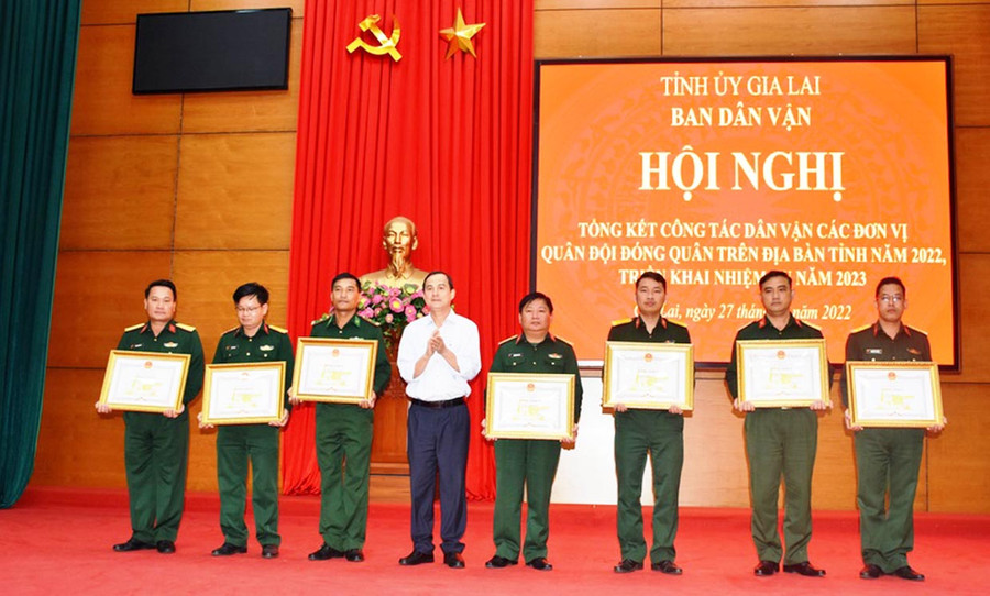 Ủy viên Ban Thường vụ Tỉnh ủy, Trưởng ban Dân vận Tỉnh ủy Võ Thanh Hùng trao bằng khen của Chủ tịch UBND tỉnh cho các tập thể đạt thành tích xuất sắc trong thực hiện công tác dân vận trên địa bàn tỉnh năm 2022. Ảnh: Vĩnh Hoàng