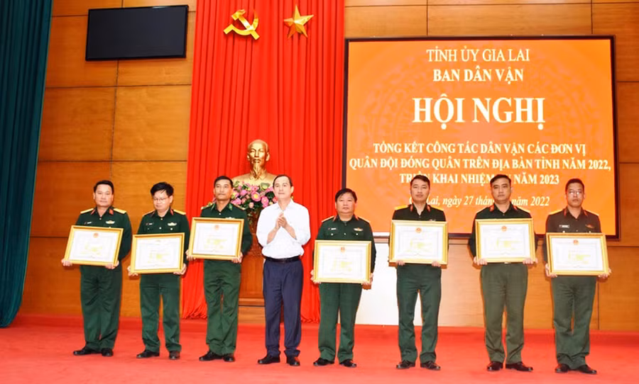 Ủy viên Ban Thường vụ Tỉnh ủy, Trưởng ban Dân vận Tỉnh ủy Võ Thanh Hùng trao bằng khen của Chủ tịch UBND tỉnh cho các tập thể đạt thành tích xuất sắc trong thực hiện công tác dân vận trên địa bàn tỉnh năm 2022. Ảnh: Vĩnh Hoàng