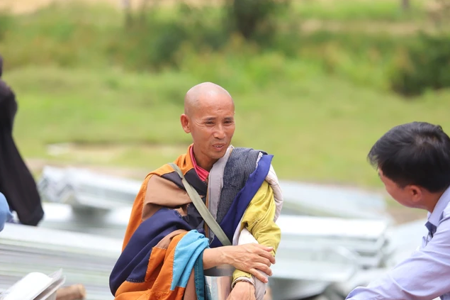 "Sư Thích Minh Tuệ" trò chuyện với người dân lúc dừng nghỉ "Sư Thích Minh Tuệ" trò chuyện với người dân lúc dừng nghỉ