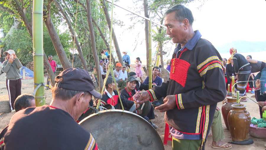 Kết thúc lễ, thầy cúng sẽ bôi tiết heo được hòa cùng với rượu cần lên cồng chiêng, ché rượu cần để mời các vị thần nghe tiếng cồng chiêng và thưởng thức ly rượu cần Kết thúc lễ, thầy cúng sẽ bôi tiết heo được hòa cùng với rượu cần lên cồng chiêng, ché rượu cần để mời các vị thần nghe tiếng cồng chiêng và thưởng thức ly rượu cần
