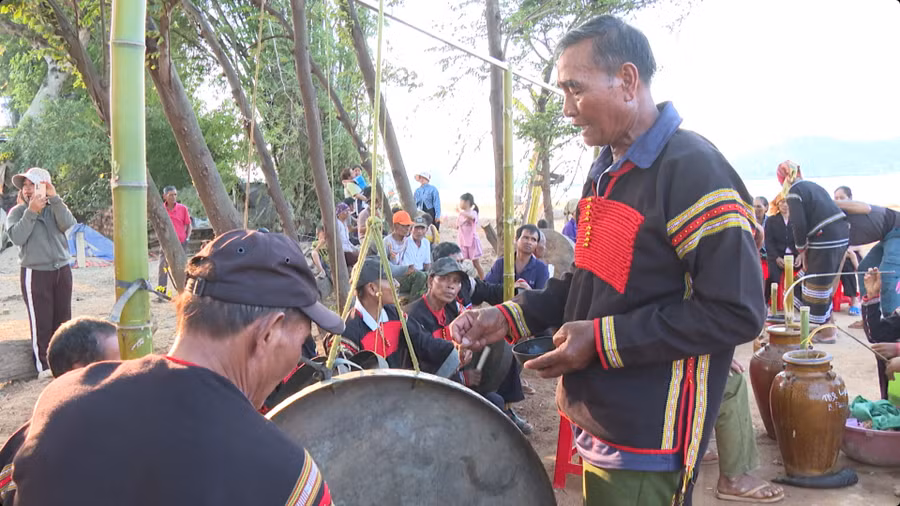 Kết thúc lễ, thầy cúng sẽ bôi tiết heo được hòa cùng với rượu cần lên cồng chiêng, ché rượu cần để mời các vị thần nghe tiếng cồng chiêng và thưởng thức ly rượu cần