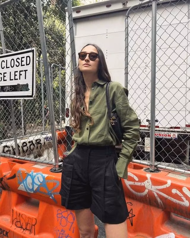 Hãy ưu ái chất liệu linen trong mùa này khi mặc sơ mi. Người mẫu Bruna Tenório chọn bản phối hè thoáng mát với bộ đôi áo sơ mi linen xanh rêu phối quần shorts cùng chất liệu kèm loafer và túi nhỏ đeo vai. Bộ trang phục này có thể mặc dạo phố, đi làm, đi mua sắm hay cà phê với bạn bè đều chuẩn đẹp. ẢNH Instagram NV