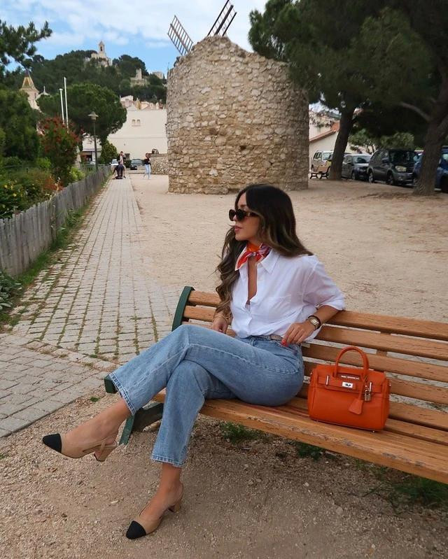 Kết hợp cặp đôi "vàng" có sẵn trong tủ đồ gồm quần jeans và sơ mi chính là cách mặc giúp tối ưu hóa ngân sách mà vẫn chuẩn sành điệu và đậm chất thời trang. ẢNH Cecilia Kết hợp cặp đôi "vàng" có sẵn trong tủ đồ gồm quần jeans và sơ mi chính là cách mặc giúp tối ưu hóa ngân sách mà vẫn chuẩn sành điệu và đậm chất thời trang. ẢNH Cecilia