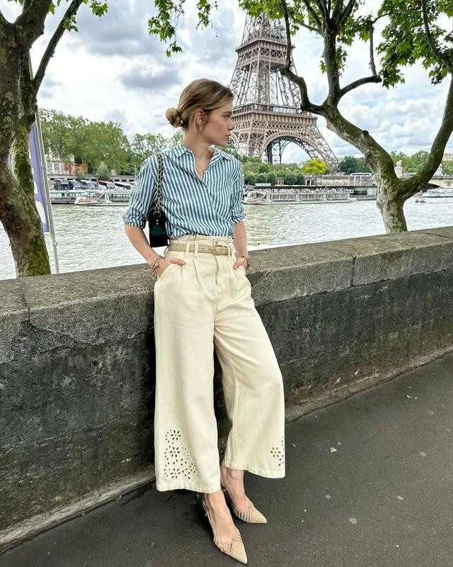 Từ những cô nàng sống tại Paris đến các tín đồ thời trang ở mọi nơi trên thế giới, tất cả đều diện sơ mi kẻ vào mùa hè thu. Bản phối áo kẻ sọc xanh và quần dài denim trắng đục lỗ họa tiết của cô nàng Elodie Romy mang đến hình ảnh thanh lịch cổ điển mà ai cũng có thể áp dụng. Ảnh Instagram NV Từ những cô nàng sống tại Paris đến các tín đồ thời trang ở mọi nơi trên thế giới, tất cả đều diện sơ mi kẻ vào mùa hè thu. Bản phối áo kẻ sọc xanh và quần dài denim trắng đục lỗ họa tiết của cô nàng Elodie Romy mang đến hình ảnh thanh lịch cổ điển mà ai cũng có thể áp dụng. Ảnh Instagram NV
