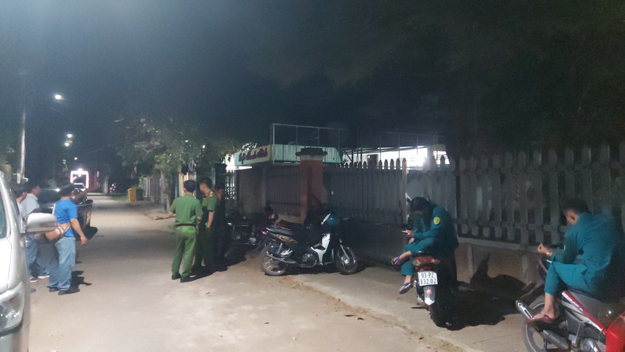 Công an TP.Đồng Xoài bảo vệ hiện trường xảy ra vụ án mạng. Ảnh: Hoàng Giáp Công an TP.Đồng Xoài bảo vệ hiện trường xảy ra vụ án mạng. Ảnh: Hoàng Giáp