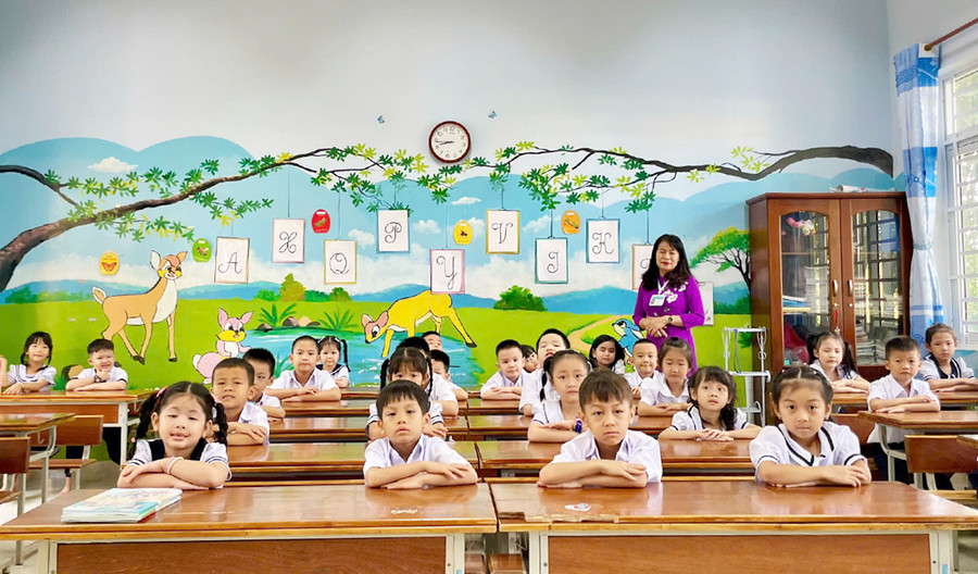 Cô và trò lớp 1B, Trường Tiểu học Phú Hòa (thị trấn Phú Hòa, huyện Chư Păh) cùng nhau làm quen với các nền nếp của lớp học. Ảnh: Bích Ngọc