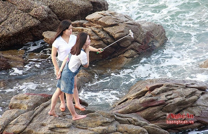 Các bạn trẻ thường đến bãi đá Nghi Thiết để chụp hình. (Ảnh: Báo Nghệ An) Các bạn trẻ thường đến bãi đá Nghi Thiết để chụp hình. (Ảnh: Báo Nghệ An)