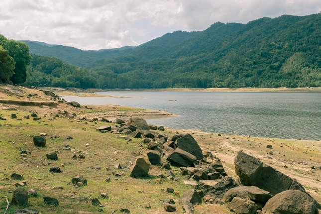 Vào thời nhà Đường, Cao Biền - một thầy địa lý chuyên tìm những nơi có xuất hiện long mạch để trấn yểm và ông đã tìm thấy Mũi Vi Rồng đặc biệt thuộc khu vực miền trung này. Cao Biền khi đó nhìn thấy khu vực Mũi Vi Rồng này có linh khí kết tụ bèn phù phép chém đứt để trừ hậu họa. Long mạch sau khi bị chém đứt, vảy rồng đổ xuống biển tạo thành những mỏm đá nhỏ khác nhau nên nơi đây còn được gọi là “Đá Vảy Rồng”. Ảnh: Viên Diệu Phát. Vào thời nhà Đường, Cao Biền - một thầy địa lý chuyên tìm những nơi có xuất hiện long mạch để trấn yểm và ông đã tìm thấy Mũi Vi Rồng đặc biệt thuộc khu vực miền trung này. Cao Biền khi đó nhìn thấy khu vực Mũi Vi Rồng này có linh khí kết tụ bèn phù phép chém đứt để trừ hậu họa. Long mạch sau khi bị chém đứt, vảy rồng đổ xuống biển tạo thành những mỏm đá nhỏ khác nhau nên nơi đây còn được gọi là “Đá Vảy Rồng”. Ảnh: Viên Diệu Phát.