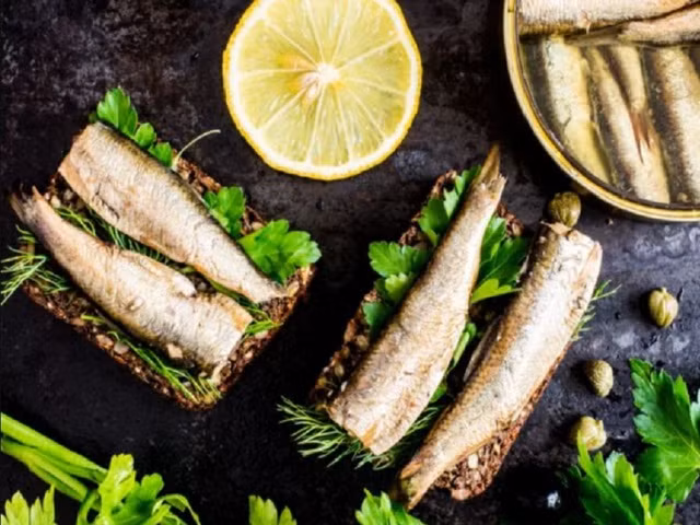 Cá mòi chứa nhiều a xít béo omega-3 và protein, giúp người ăn no lâu, nhờ đó giảm cảm giác thèm ăn. Ảnh: SHUTTERSTOCK