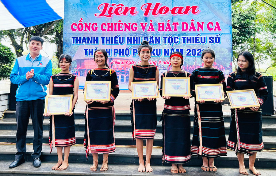 Anh Thái Giang Nam-Bí thư Thành Đoàn Pleiku trao giải nội dung hát dân ca cho các đội thi. Ảnh: Minh Nhật