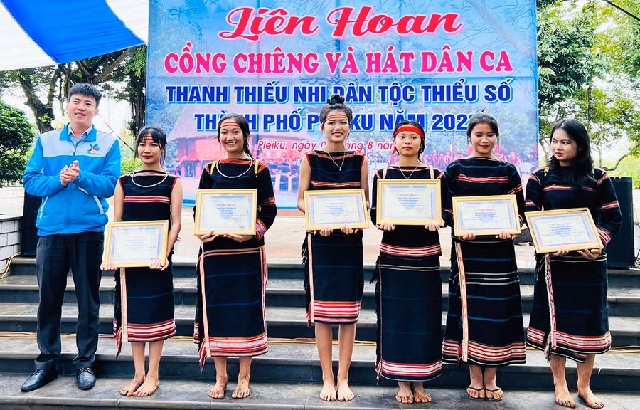 Anh Thái Giang Nam-Bí thư Thành Đoàn Pleiku trao giải nội dung hát dân ca cho các đội thi. Ảnh: Minh Nhật Anh Thái Giang Nam-Bí thư Thành Đoàn Pleiku trao giải nội dung hát dân ca cho các đội thi. Ảnh: Minh Nhật