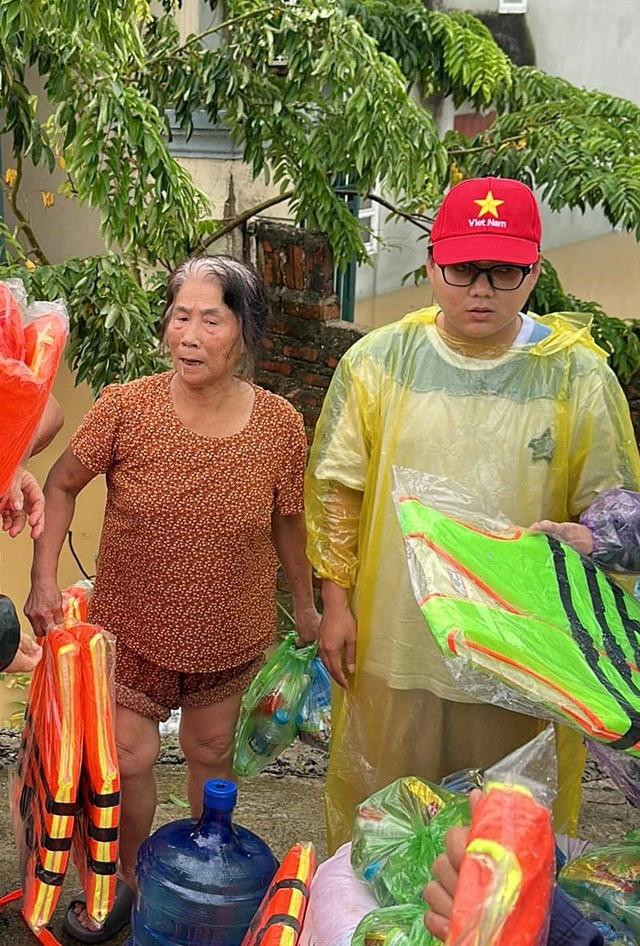 Phạm Thoại trực tiếp đến hỗ trợ người dân vùng mưa lũ. Ảnh: FBNV Phạm Thoại trực tiếp đến hỗ trợ người dân vùng mưa lũ. Ảnh: FBNV