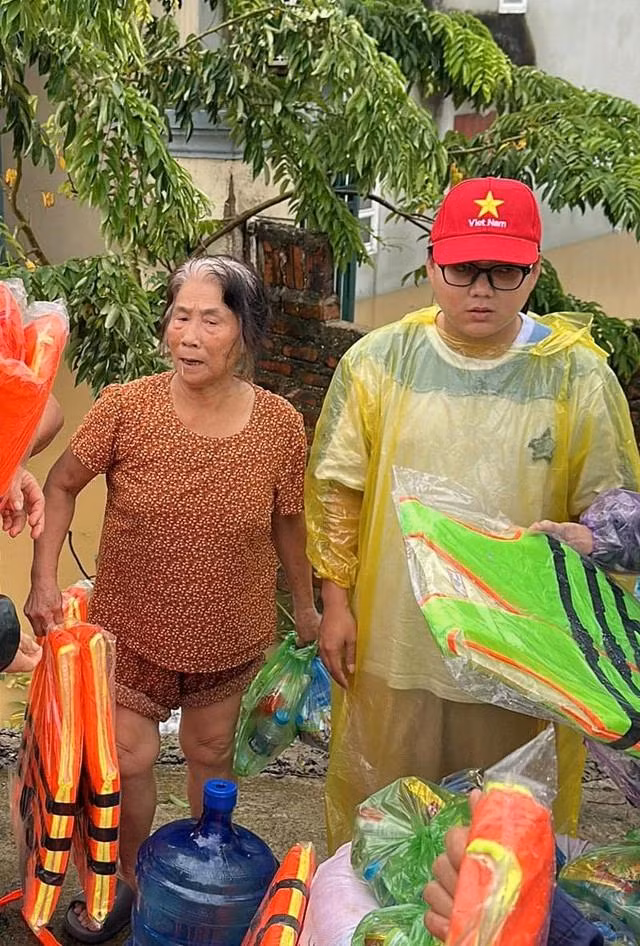 Phạm Thoại trực tiếp đến hỗ trợ người dân vùng mưa lũ. Ảnh: FBNV